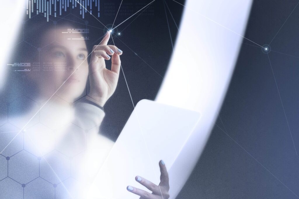 ChatGPT hatékony használata – Nő digitális felületen dolgozik futurisztikus holografikus hálózattal – a mesterséges intelligencia jövője és a technológiai innováció jelképe